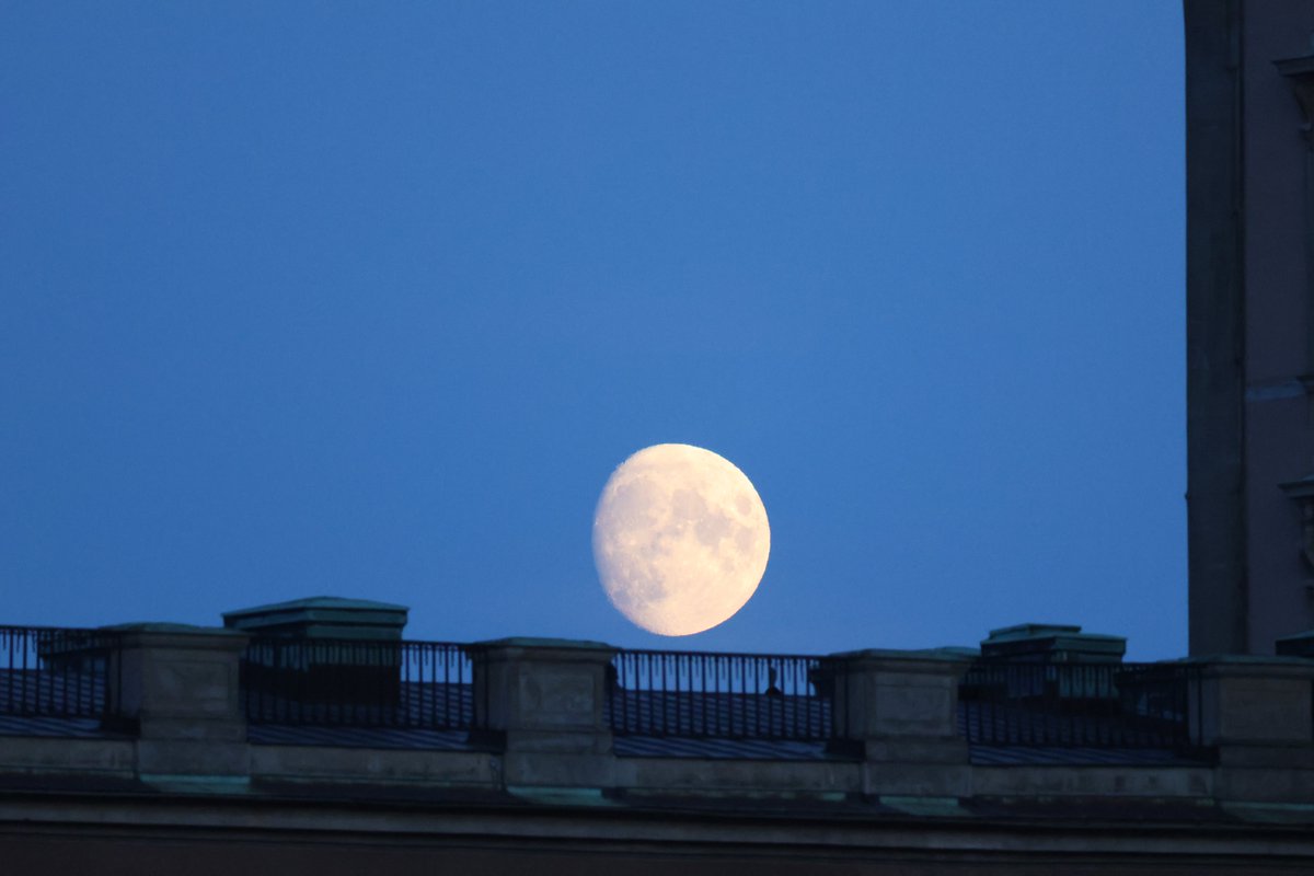 jtetart's tweet photo. Stockholm, le 26/06/2026, cache-cache avec la lune

#sweden🇸🇪 #Stockholm #photography📷 #photographie #moon https://t.co/GB9e4RW7VV