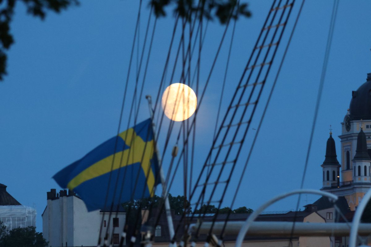 jtetart's tweet photo. Stockholm, le 26/06/2026, cache-cache avec la lune

#sweden🇸🇪 #Stockholm #photography📷 #photographie #moon https://t.co/GB9e4RW7VV