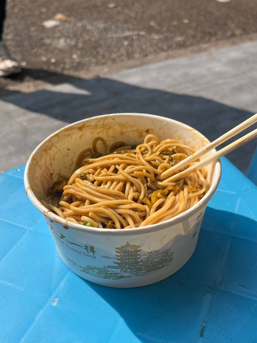 JABQSxjCfDE5waA's tweet photo. [Late-night snack run = best run ] 2RMB hand-pulled noodles in the alley Chef’s kiss—warm, chewy, exactly what my tired day needed. https://t.co/2Wug4sEMml
