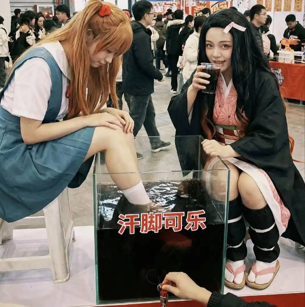 america10954108's tweet photo. Just had the most amazing day at the comic con! Caught so many cool cosplays, grabbed exclusive merch, and met fellow fans who get my nerdy obsessions. Already planning to come back next year!， https://t.co/FmpubUjyWq
