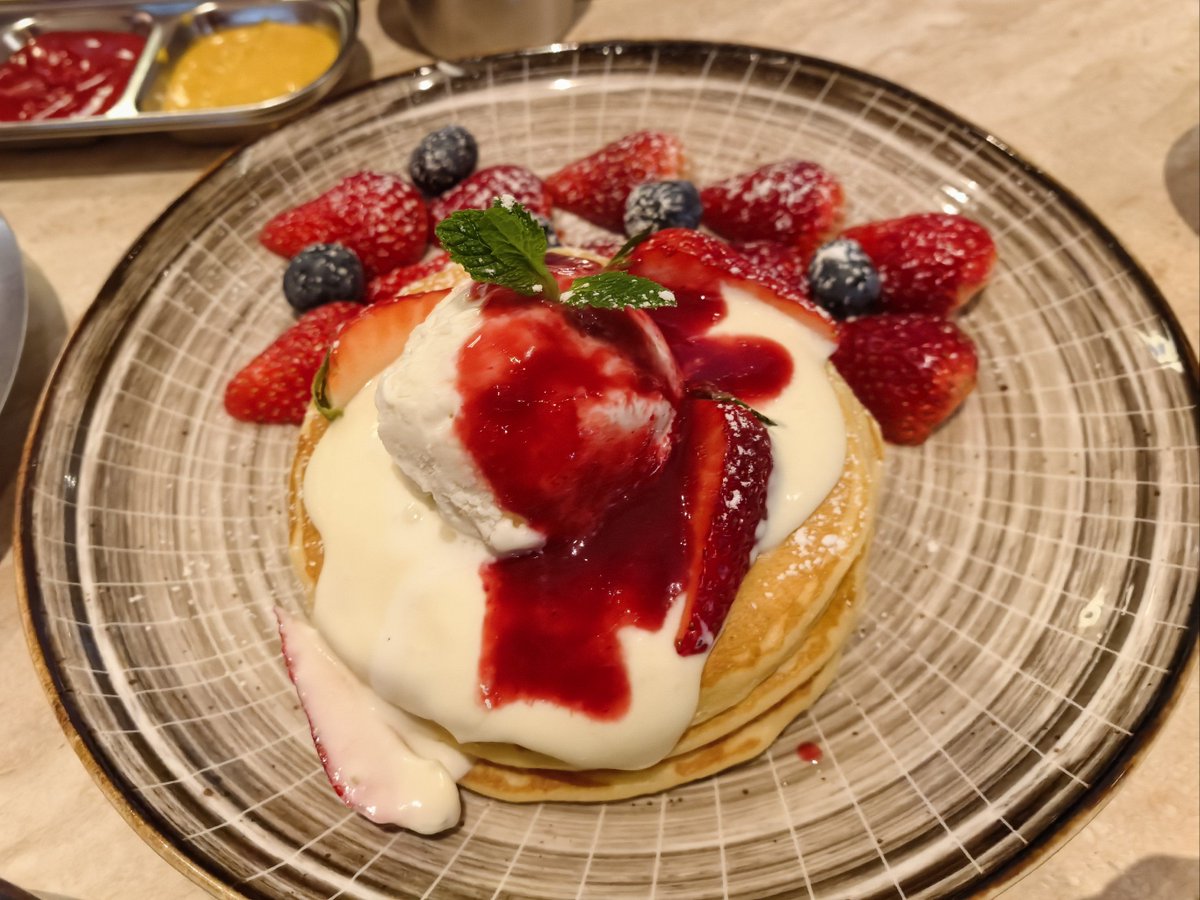 OsbornesOfKings's tweet photo. Cozy weekend brunch: fluffy ricotta pancakes drizzled with maple syrup + a side of fresh berries. Total comfort in a bite!， https://t.co/KCQRmKjXet