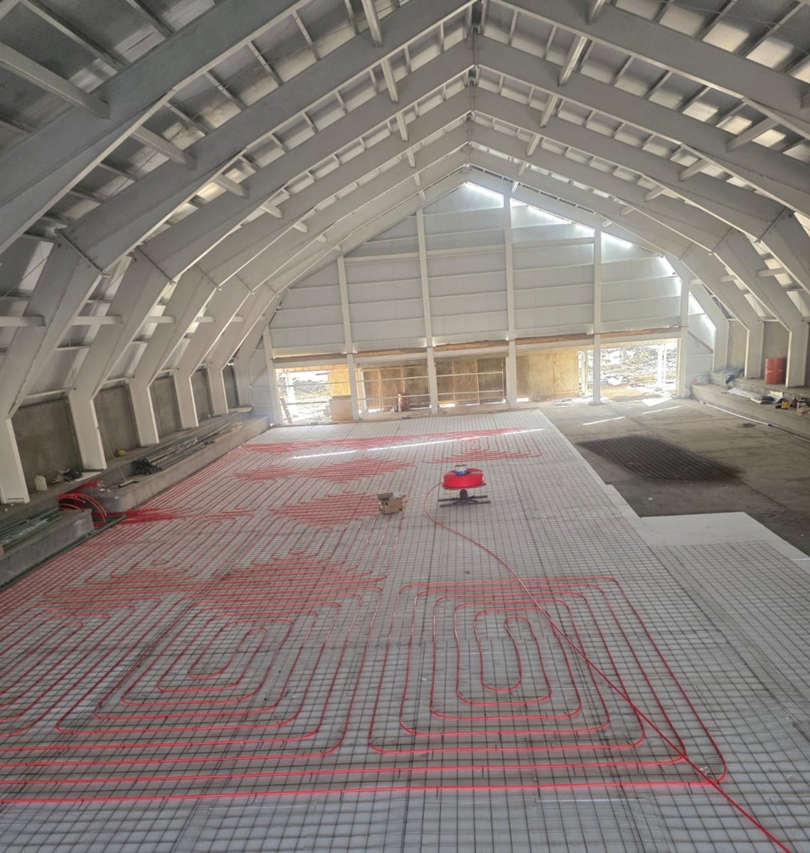 Rolo_Figueroa's tweet photo. ESPACIOS DE CALIDAD PARA EL DEPORTE

La ejecución del Centro Deportivo Comunitario de Los Guañacos avanza de manera constante, representando una obra clave para ampliar la infraestructura destinada al deporte, la recreación y el encuentro comunitario. Todos los gimnasios y escuelas que estamos construyendo en zonas cordilleranas cuentan con calefacción mediante losa radiante.

Esta mejora técnica atiende la necesidad de disponer de infraestructura de calidad que optimice la eficiencia frente a climas extremos. El Estado neuquino refuerza su presencia en el territorio, garantizando derechos de acceso al deporte, la cultura y la recreación, lo que a su vez fortalece el arraigo local.