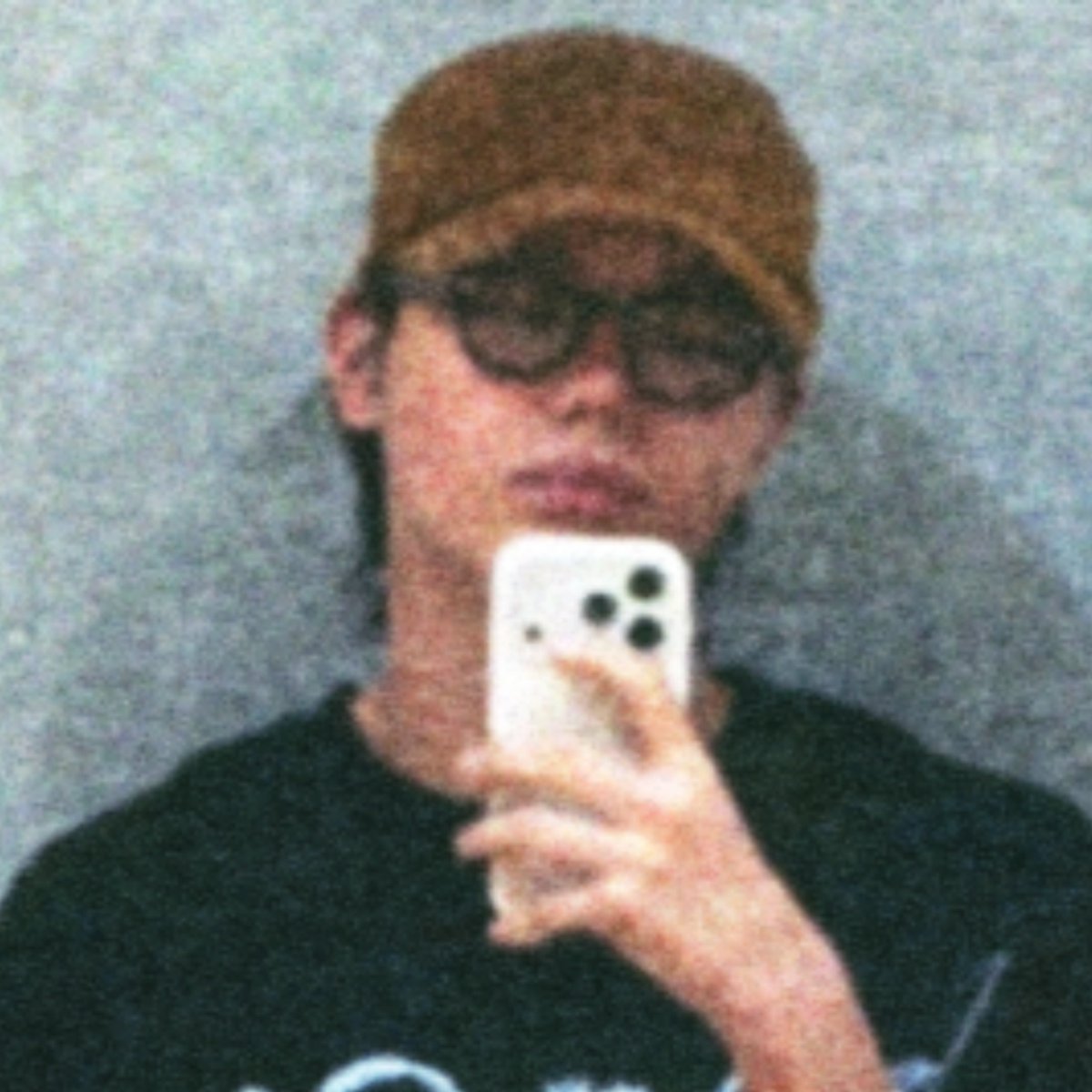 yuldolla's tweet photo. this genre of ohyul’s mirror selfies in 144p, then and now https://t.co/p22dOdaupD