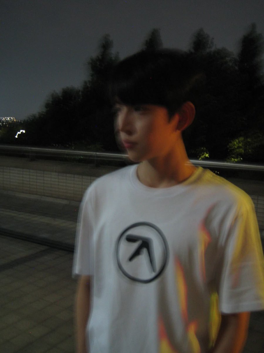 jangkaesseongg's tweet photo. 현실에 존재할 거 처럼 구는 행위를 자제하셔야 https://t.co/Rq0fz0n0G6