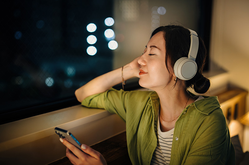 jhan_stallo's tweet photo. [Just let the melody wrap around you—today’s playlist is all about chasing those warm, tiny musical vibes that make every moment feel softer ] https://t.co/8DZpjKJc6D