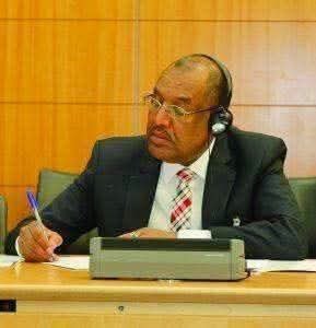 SudanTrends's tweet photo. مليون دولار تضيع بسبب "إيميل مزيف".. بنك تنمية الصادرات يفتح تحقيقاً مع مديره العام

تعرض بنك تنمية الصادرات لعملية احتيال إلكتروني ضخمة كلفته مليون دولار.
وتعود تفاصيل الحادثة إلى سداد مديونية مستحقة لشركة سويسرية متعاقدة مع البنك في مجال التقنية المصرفية، حيث كان من المفترض تحويل المبلغ إلى حساب الشركة المعتمد لدى بنك أبوظبي الإسلامي في دولة الإمارات.
وأثناء استكمال إجراءات التحويل، تلقى المدير العام للبنك، عبد الخالق السماني، بريداً إلكترونياً يطلب تغيير جهة التحويل إلى حساب آخر داخل الإمارات. 
ودون الرجوع إلى الشركة السويسرية أو التثبت من صحة الرسالة عبر القنوات الرسمية والتأكيدات المعتادة، وجه المدير العام بتحويل المبلغ كاملاً إلى الحساب الجديد، ليتبين لاحقاً أن الرسالة كانت مزيفة، وأن البنك وقع ضحية عملية قرصنة واحتراف سيبراني.
وعلى إثر هذه الكارثة المالية، قرر مجلس إدارة بنك تنمية الصادرات تشكيل لجنة تحقيق عاجلة للوقوف على ملابسات الواقعة، وتحديد المسؤوليات الإدارية والفنية، إلى جانب إخضاع كافة ضوابط وسياسات التحويلات الخارجية في البنك للمراجعة الشاملة.

طارق شريف ساتى