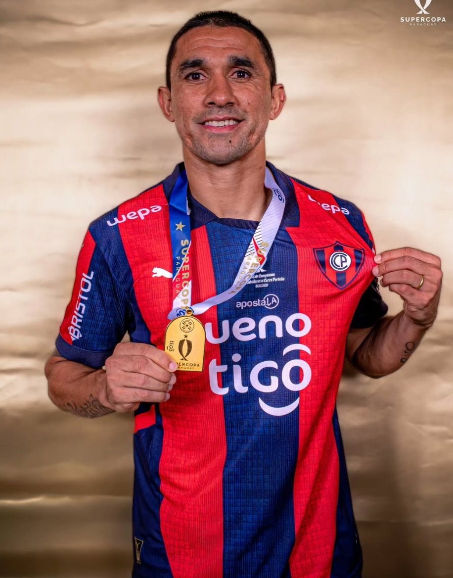 gonza_mcmxii's tweet photo. Velázquez reaccionó a una provocación del muerto de Gómez, me parece perfecto. ¿Cree que por que hace lo que quiere en su club va a hacer así en todos lados?, ah pero en la selección es y siempre fue uno menos. MUERTAZO. Contigo siempre Victor Gustavo Velázquez!!! 👊🏽🔵🔴 https://t.co/NZLrjRDME8