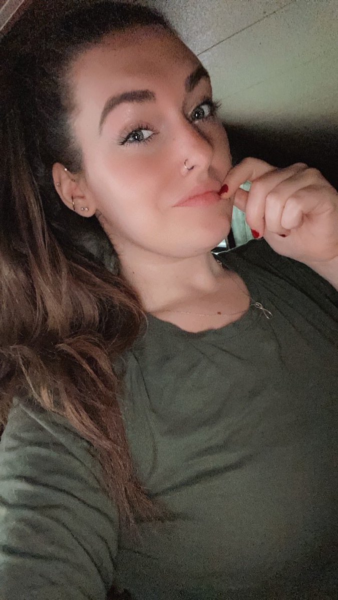 jordan_quackers's tweet photo. It’s a rainy and cloudy day here today. Just let the ducks out, I know they’ll have fun playing in the rain lol😅🌧️.

#rainyday #cloudy #blueeyes #brunette #cute https://t.co/dXx7hBVtqw
