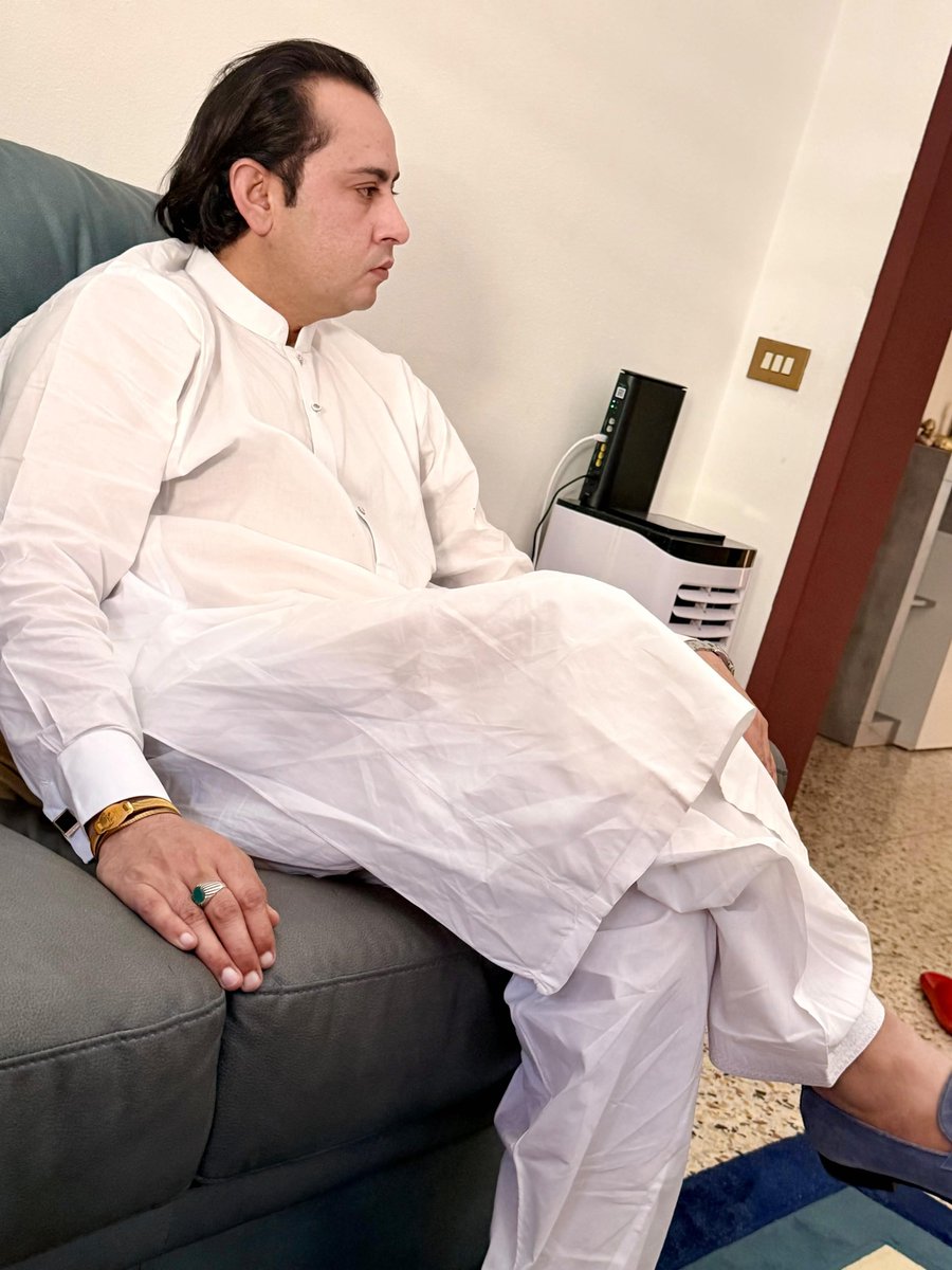 ChamanPeer's tweet photo. ہم بھی رہ چکے ہیں عزیز کسی کے ،  ہم بھی واقف ہیں چار دن کی محبت سے https://t.co/3Sw1iBB62m