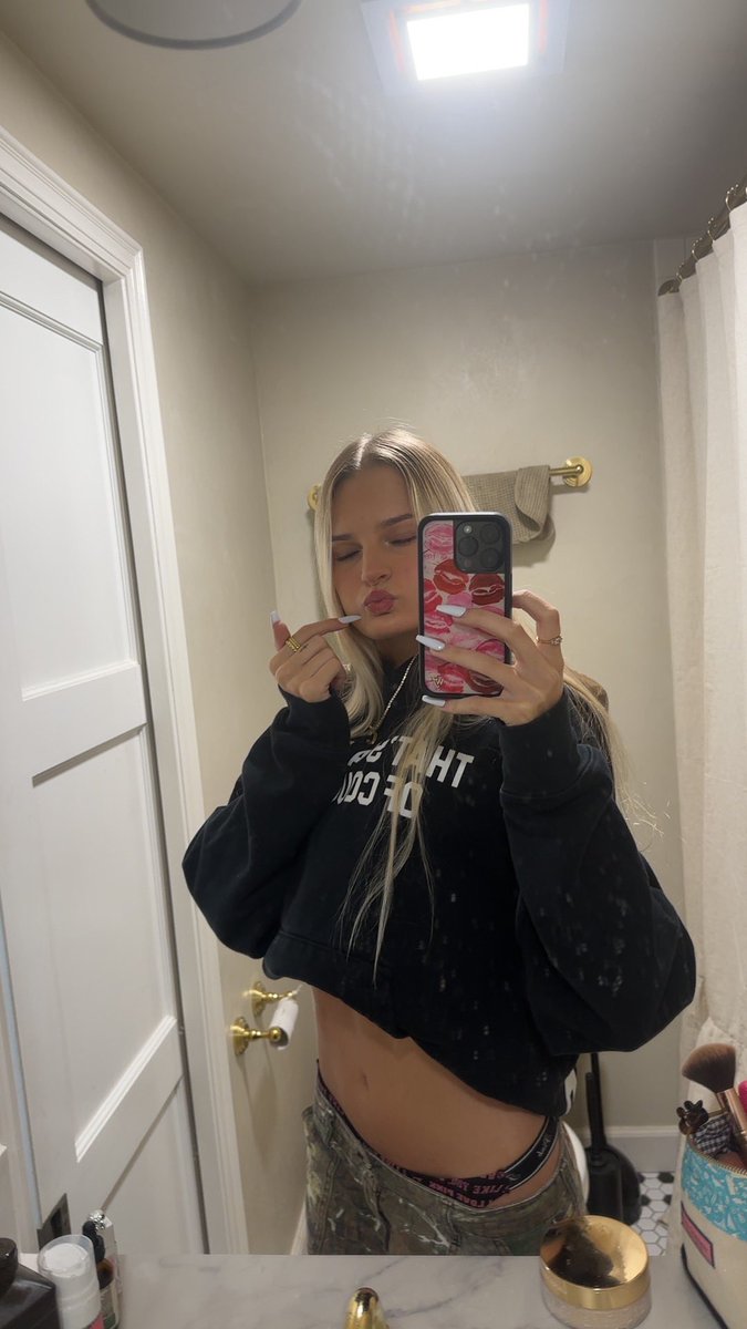 saviisspoiledd's tweet photo. I don’t have school on Friday so today is my last day somebody better wish me good luck for my last first week of college! https://t.co/9EeqJBwlKv
