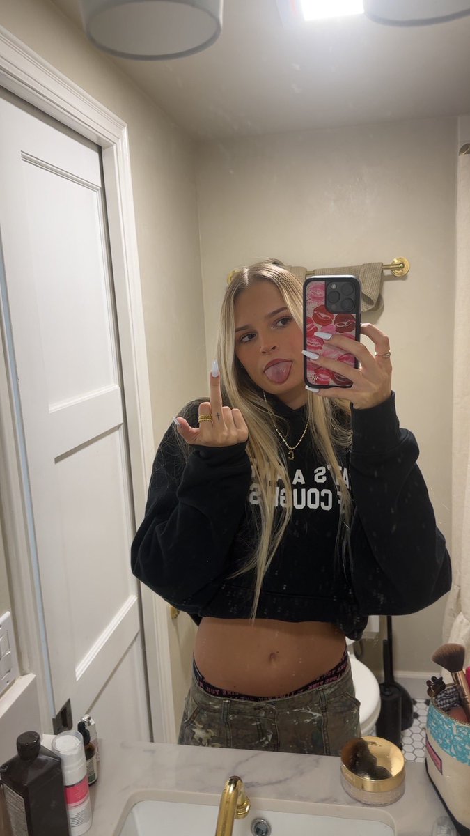 saviisspoiledd's tweet photo. I don’t have school on Friday so today is my last day somebody better wish me good luck for my last first week of college! https://t.co/9EeqJBwlKv