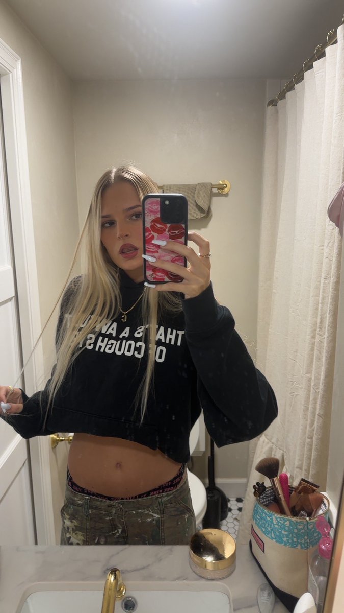 saviisspoiledd's tweet photo. I don’t have school on Friday so today is my last day somebody better wish me good luck for my last first week of college! https://t.co/9EeqJBwlKv