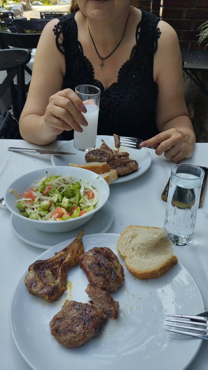 sedasedatbursa's tweet photo. Bir kadeh rakının günahı varmıdır hocam..varsada var yapacak birşey yok afiyet  olsun https://t.co/6oiCuYNw2D