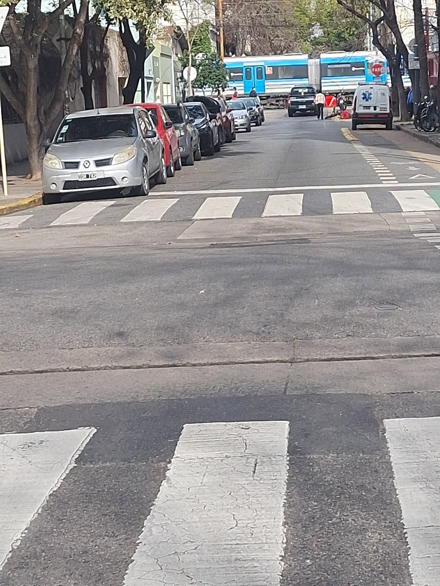 Nicotransito's tweet photo. 🚆 Tren Sarmiento restablecido entre cabeceras con demoras y cancelaciones tras accidente fatal en Flores 🟠⚠️

Una mujer que iba en bicicleta murió embestida por una formación en PaN Granaderos 🔴 https://t.co/lEeW1eFTAl