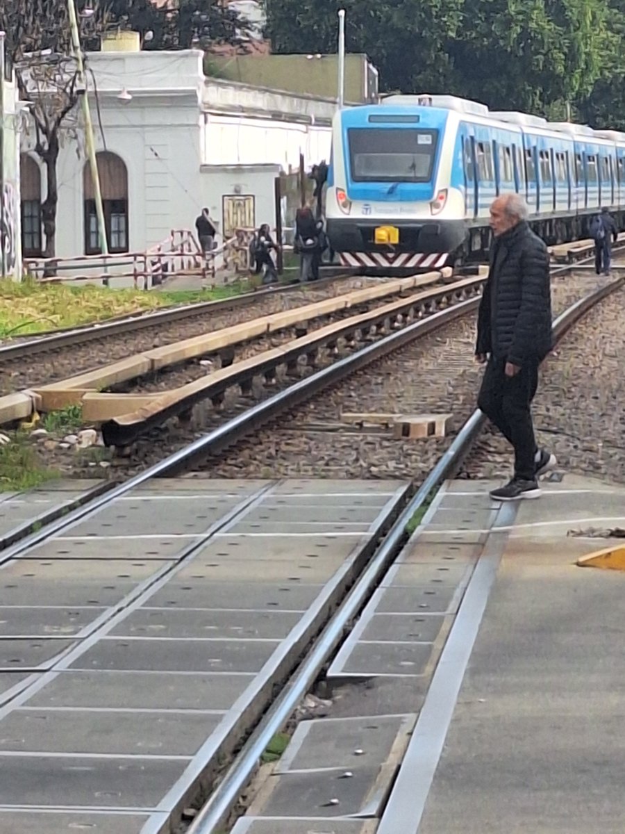 Nicotransito's tweet photo. 🚆 Tren Sarmiento restablecido entre cabeceras con demoras y cancelaciones tras accidente fatal en Flores 🟠⚠️

Una mujer que iba en bicicleta murió embestida por una formación en PaN Granaderos 🔴 https://t.co/lEeW1eFTAl