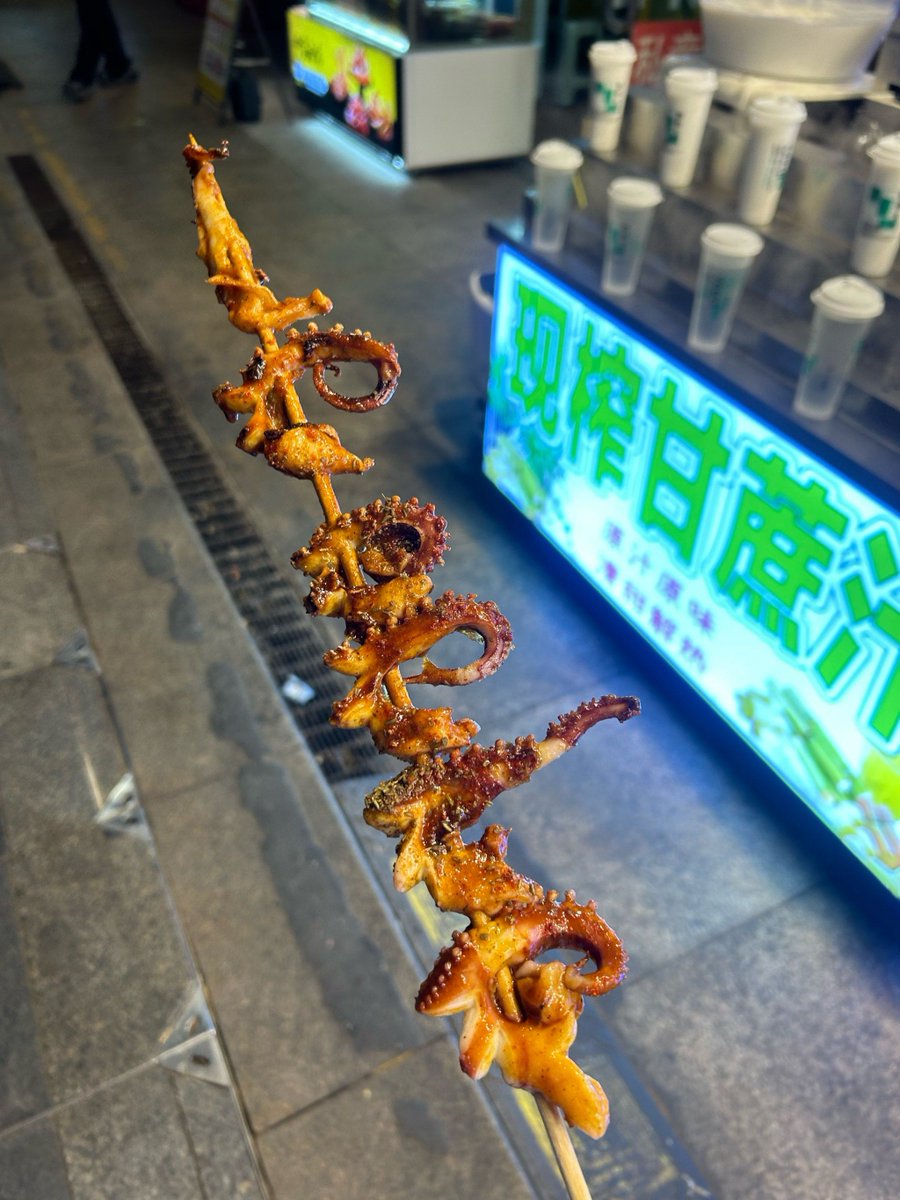 o94175352's tweet photo. Hot crispy fried squid skewers, perfect street bite on a cool day! https://t.co/jveEKLsqGC