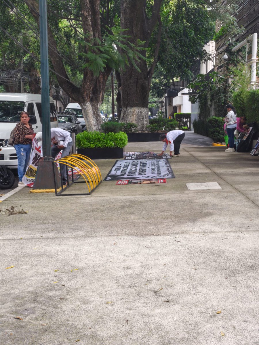 israellorenzana's tweet photo. 🚨 MOVILIZACIÓN EN POLANCO

Integrantes de Amigos del Refugio Franciscano, A.C. se manifiestan afuera de la Junta de Asistencia Privada, en Calderón de la Barca #92, colonia Polanco.

🐶🐱 Con pancartas y lonas exigen que los perritos y gatitos del Refugio Franciscano regresen.

Hasta el momento mantienen un mitin en el lugar.

📍 Miguel Hidalgo, CDMX. @Ref_Franciscano