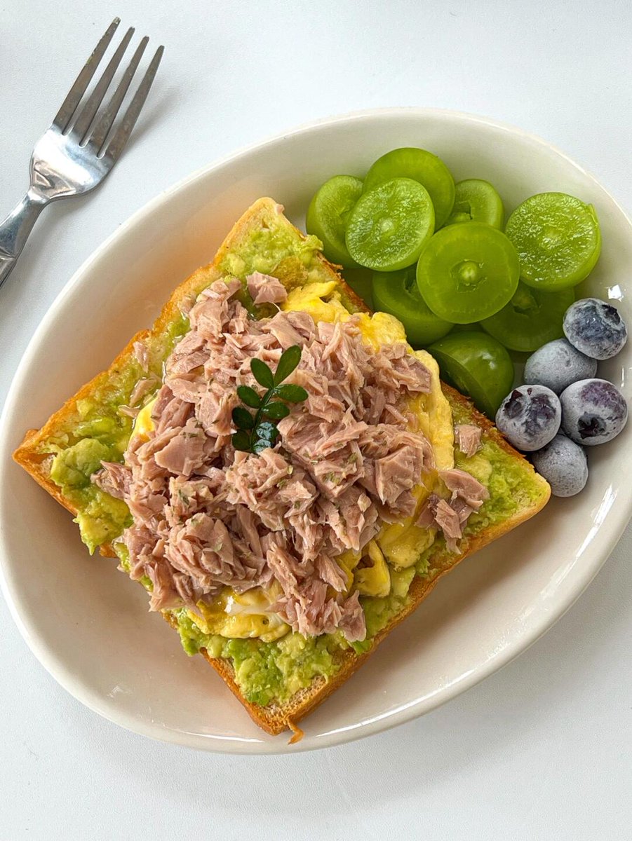 julienbrun69490's tweet photo. Sunny brunch vibes: homemade avocado toast with a sprinkle of chili flakes, sipping iced latte on the balcony. Perfect lazy Sunday fuel!， https://t.co/WA16PGQS4t