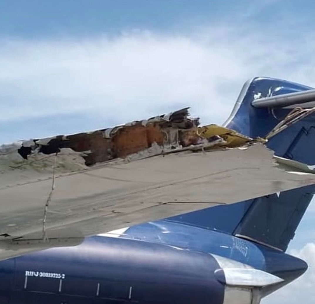 AeroNoticiasVE's tweet photo. Un avión MD-83 matrícula #YV3489 de la aerolínea Venezolana de Aviación, sufrió un incidente este jueves en la Base Aérea El Libertador, ubicada en Maracay, luego de que su ala izquierda resultara dañada tras impactar presuntamente contra un objeto fijo en tierra. https://t.co/JxsN8HPQts