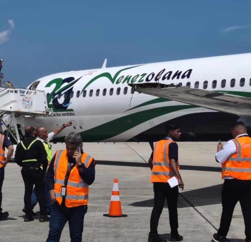 AeroNoticiasVE's tweet photo. Un avión MD-83 matrícula #YV3489 de la aerolínea Venezolana de Aviación, sufrió un incidente este jueves en la Base Aérea El Libertador, ubicada en Maracay, luego de que su ala izquierda resultara dañada tras impactar presuntamente contra un objeto fijo en tierra. https://t.co/JxsN8HPQts