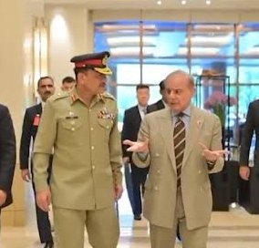 PehnDiSiri's tweet photo. پہلے سسٹم تباہ کی باتیں، پھر اسے ہسپتال بھیجنے کا فیصلہ، اب ٹی وی پر نام لیکر خبریں نشر ہو رہی ہیں
آخر کیا کمی رہ گئی تھی میری خدمت میں https://t.co/IL9HZc1Cz7