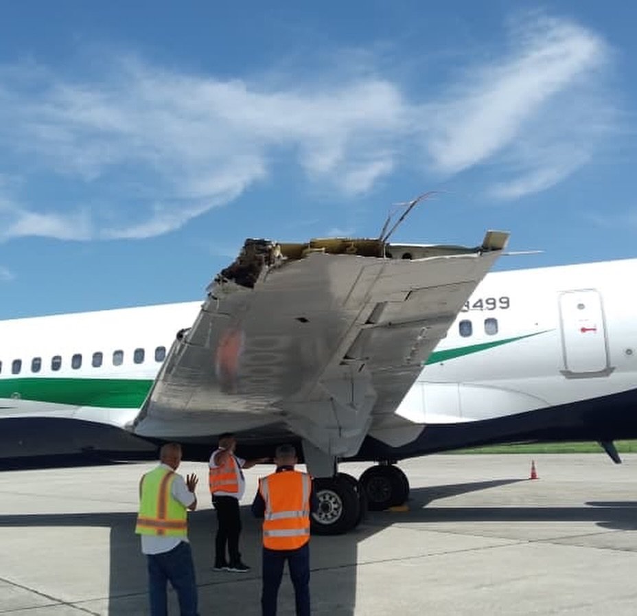 AeroNoticiasVE's tweet photo. Un avión MD-83 matrícula #YV3489 de la aerolínea Venezolana de Aviación, sufrió un incidente este jueves en la Base Aérea El Libertador, ubicada en Maracay, luego de que su ala izquierda resultara dañada tras impactar presuntamente contra un objeto fijo en tierra. https://t.co/JxsN8HPQts