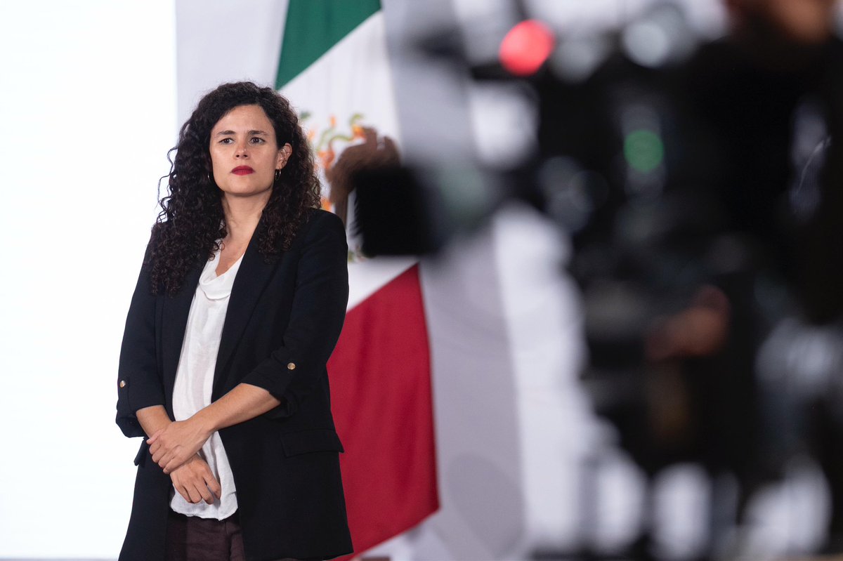 LuisaAlcalde's tweet photo. En #DerechoDeRéplica el Dr. @carlosaugustojz dio una explicación técnica sobre la dinámica de propagación de noticias falsas. Y cómo se combate la infodemia en el mundo.

Como experto en el tema, mostró las formas en que se puede diferenciar entre el comportamiento humano y el de un robot.