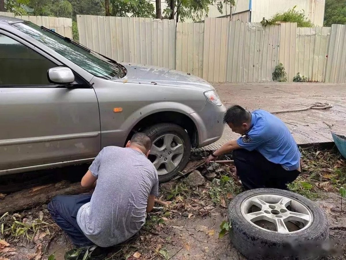 JodiPilot's tweet photo. A stranger helped me fix my flat tire in the pouring rain today—no questions asked, just kindness. Restored my faith in small, good things. https://t.co/rmZWJf975r
