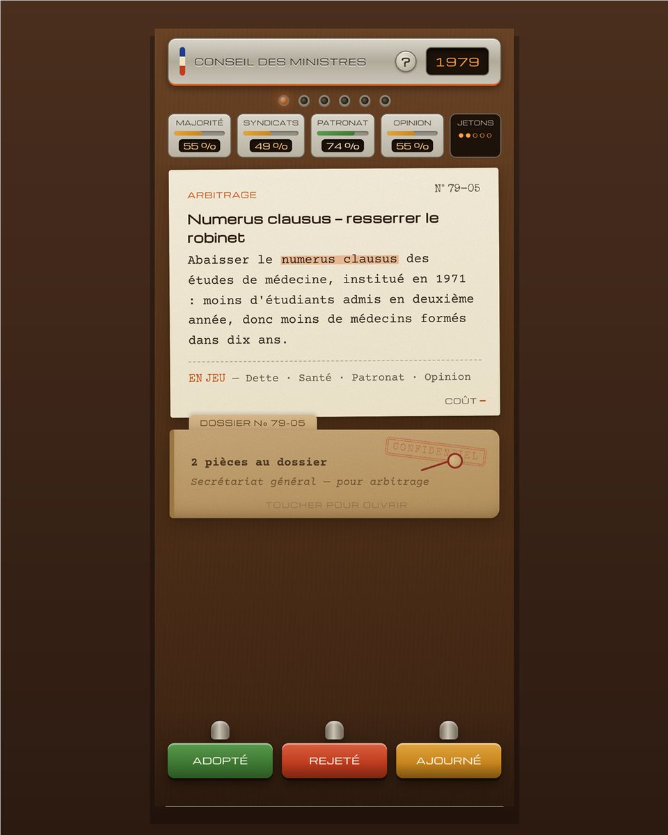 Septennats's tweet photo. — 1979 —

Sur le bureau du Président : former moins de médecins, pour « maîtriser les dépenses ». L'Histoire a tamponné ADOPTÉ.

Cinquante ans plus tard, vous connaissez la salle d'attente. Dans Septennats, le dossier est rouvert.

👉 https://t.co/8sl3Be7NAx https://t.co/fp9rQJZyvF