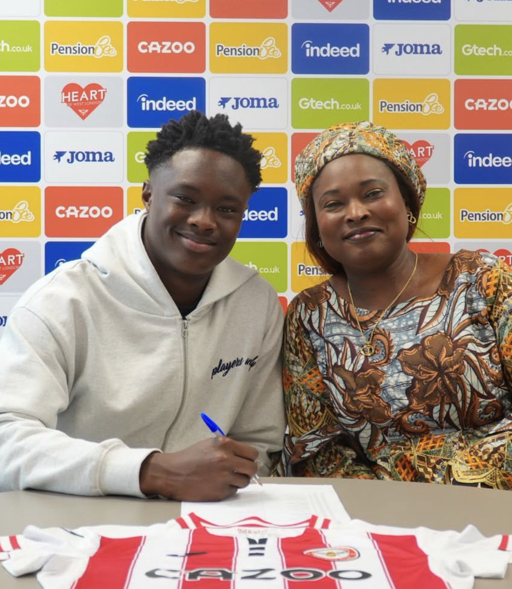 JoueursBJ's tweet photo. 🚨Michel Boni🇧🇯 (18 ans) signe son premier contrat professionnel à Brentford 🏴󠁧󠁢󠁥󠁮󠁧󠁿 en compagnie de sa maman. 

Grand moment dans ce début de carrière de notre crack ❤️👏🏾

(📸 : IG / michelboni.9) https://t.co/oJ5mjt2k3S