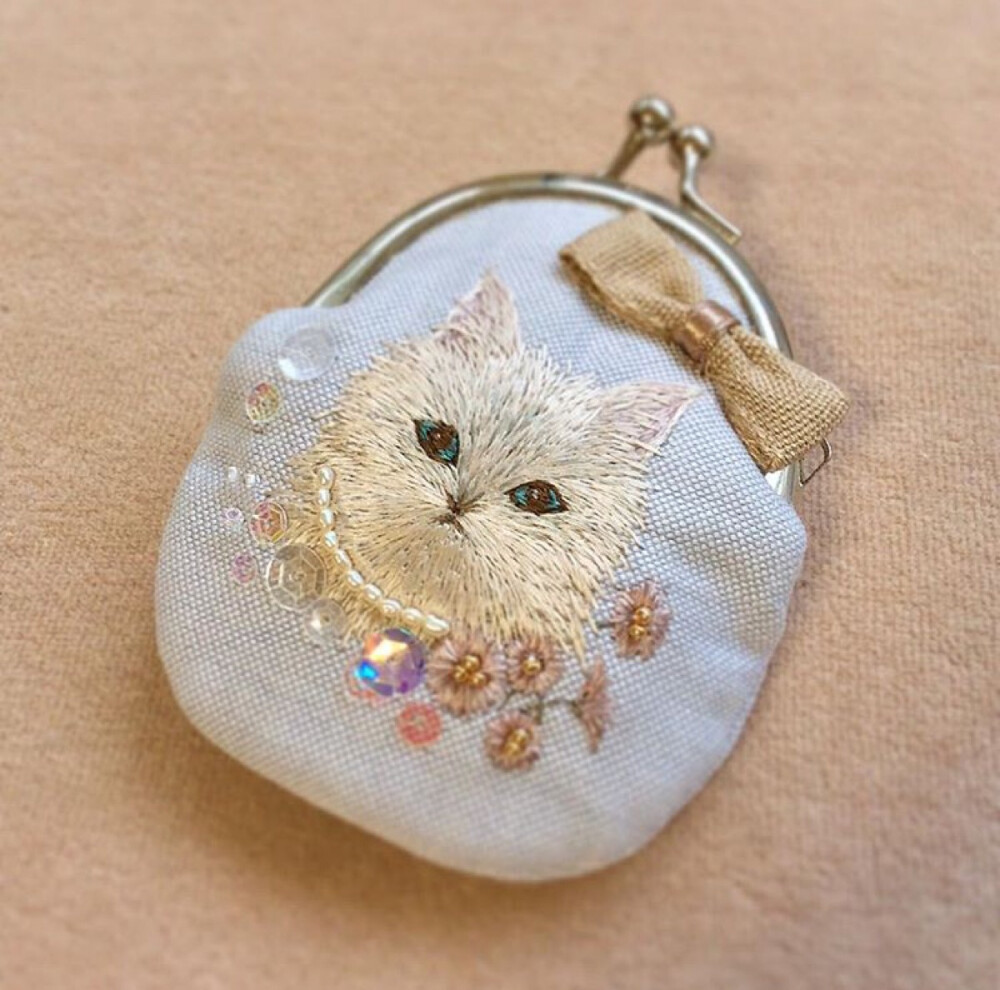 RoyVarughese's tweet photo. Just finished this cute hand-sewn linen keychain with a tiny embroidered cat face—so satisfying to make in my spare time! ， https://t.co/EsYn8j23tr