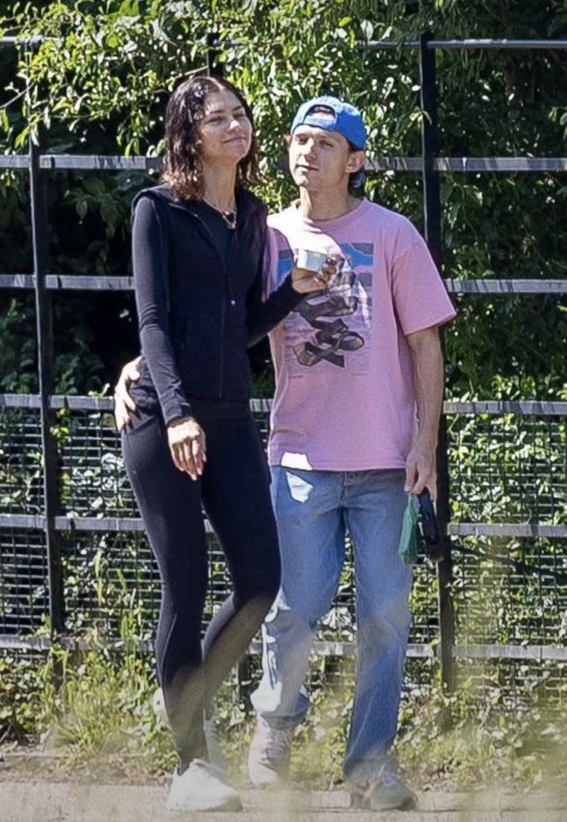 GolMania24's tweet photo. Cada día más convencido de que la teoría sobre Zendaya y Tom Holland es 100% real Solo miren la expresión facial https://t.co/AIclr60NLF