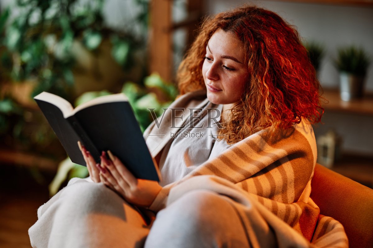 FidelGahum's tweet photo. Chai + cozy blanket + rainy Sunday = perfect lazy vibe at home. No plans, just warmth and my favorite book.， https://t.co/vkj5mWWJu2