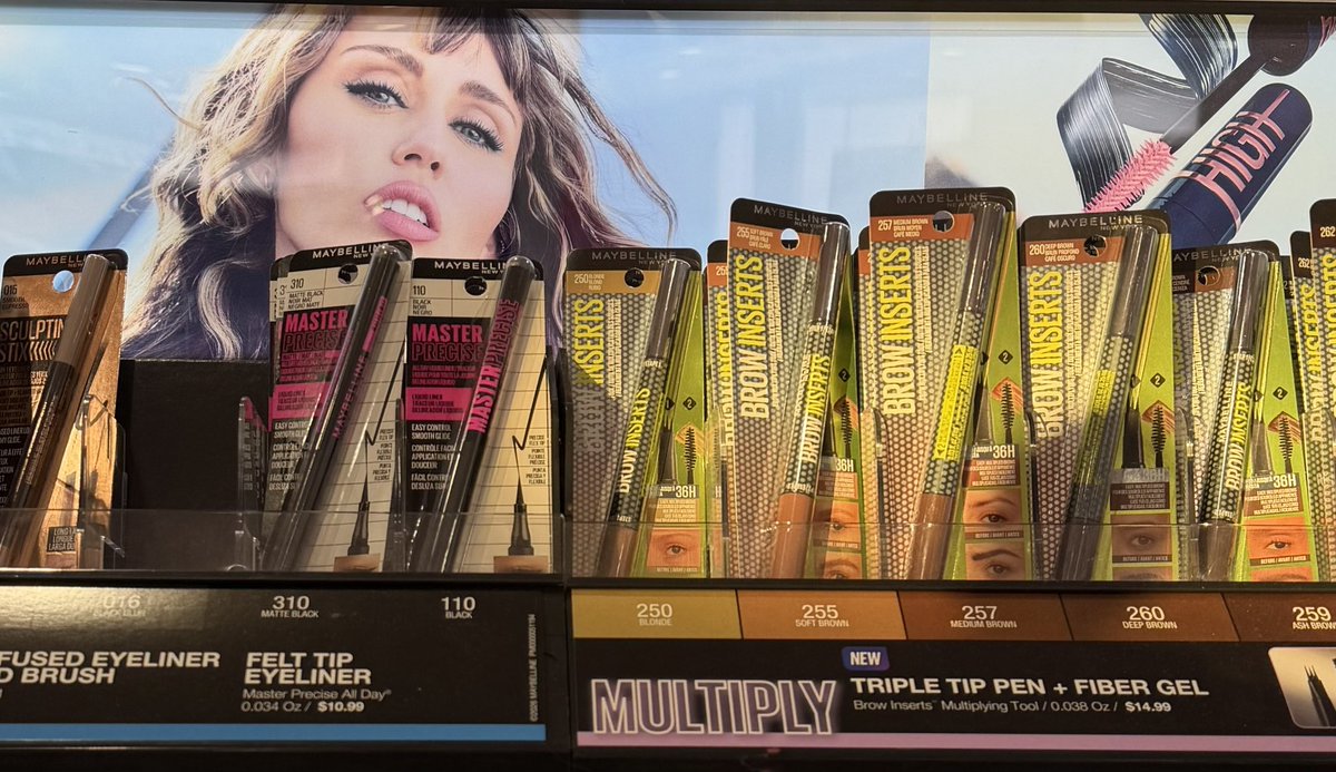 StylishCyrus's tweet photo. Miley x Maybelline 💙 https://t.co/uhQa9xB4BE