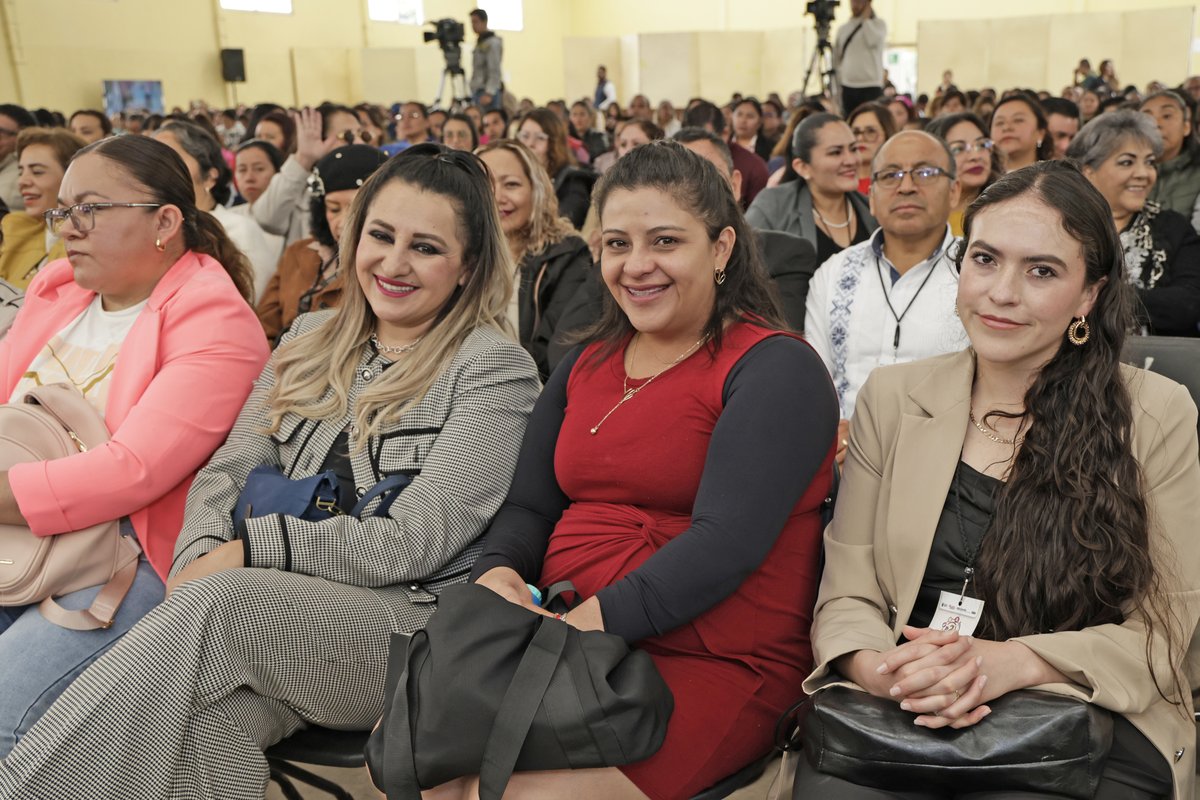 secti_edomex's tweet photo. 📚 ¡Día 2 del Segundo Congreso Internacional de Educación! ✨

📌 Desde #Jilotepec, el secretario Miguel Ángel Hernández Espejel dio seguimiento a este encuentro que reunió a más de 3 mil participantes presenciales y 87 mil en modalidad virtual en su primer día. https://t.co/CfHpb1o1xi