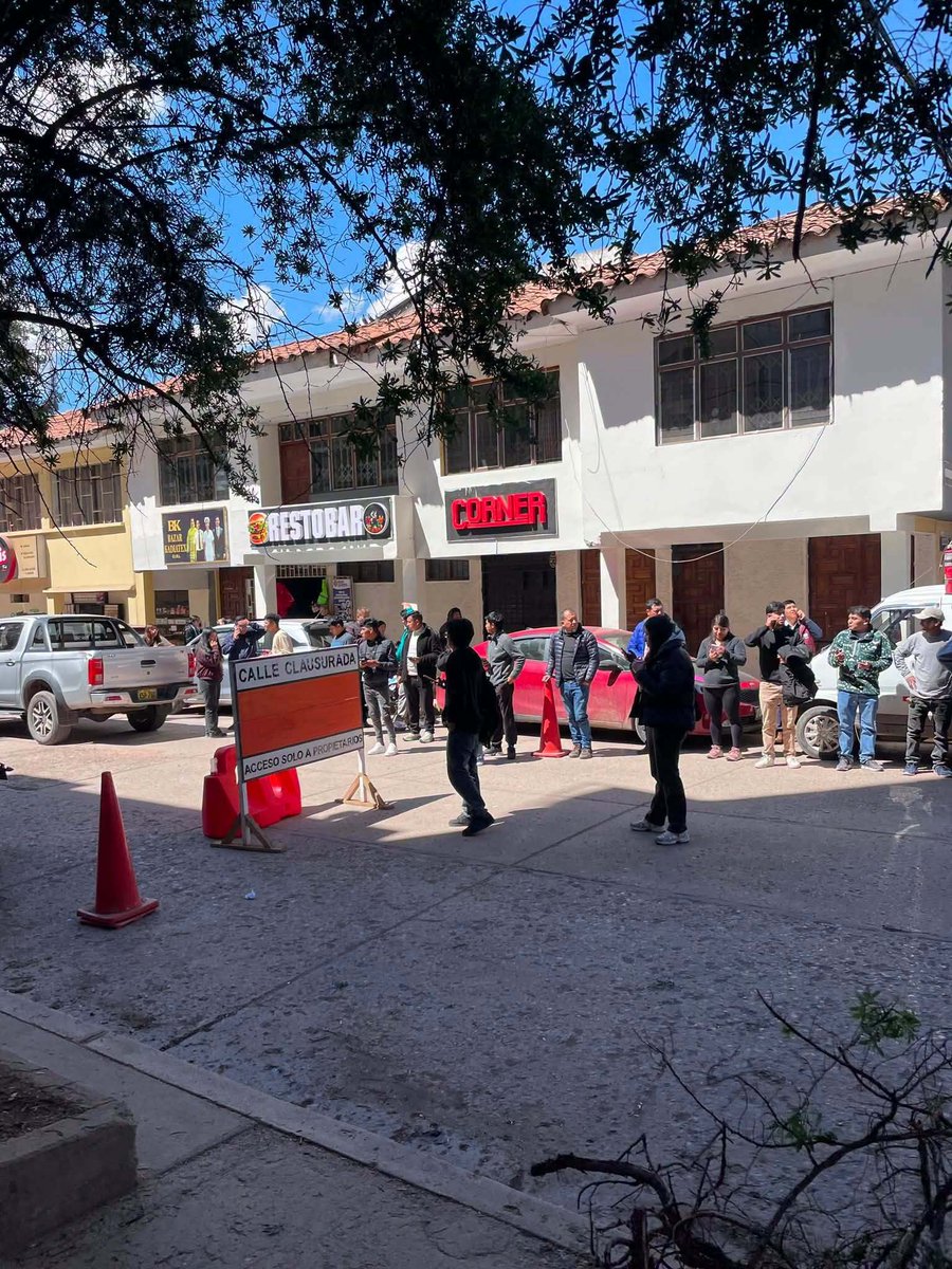 SasslaMx's tweet photo. 📸 Evacuaciones y aglomeración de transeúntes en puntos seguros de la ciudad de #Cusco, por el reciente #sismo M7.2 [#IGP] con epicentro en la región de #Ayacucho, 🇵🇪 #Perú. 20/Ago/2026

💡 Destacar que el pasado Viernes 14 se realizó el Segundo Simulacro Nacional Multipeligro del 2026 en aquel país, planteando una hipotésis principal de un sismo de magnitud 8.8.

➡️ En consecuencia de este reciente ejercicio, la reacción ciudadana se ha desempeñado adecuadamente ante un escenario sísmico real como el acontecido en la última hora.

Créditos:
.: N60 Noticias

#SASSLA