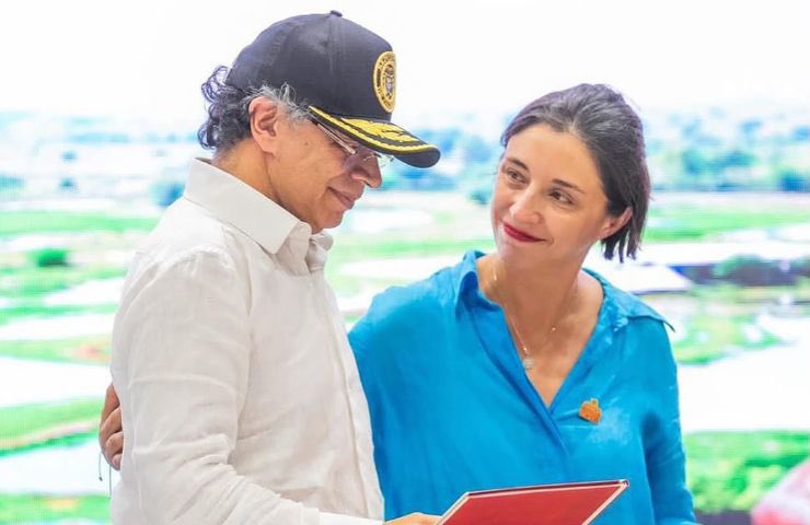 MariaEugeniaLo's tweet photo. Nuestra solidaridad con la exministra de Agricultura @MCarvajalinoV frente a las acusaciones y persecución por parte del nuevo gobierno. Por primera vez en muchos años, este ministerio estuvo a cargo de un equipo venido desde el pueblo, las políticas públicas se construyeron con las comunidades, y la revolución agraria se destacó como la gran apuesta  por dignificar al campesinado y devolverle la tierra a quien la trabaja.

📍Gracias a su gestión, Colombia vivió cuatro años de importantes avances en este sector:

👉🏼Se sacó de la pobreza a la población rural. Se redujo la pobreza multidimensional rural en 4,9 % y la pobreza monetaria en 6,4 %.

👉🏼Se entregaron más de 350 mil hectáreas a más de 95mil familias.
Se reconocieron más de 1,4 millones de hectáreas en Zonas de Reserva Campesina y Territorios Campesinos Agroalimentarios.

👉🏼El país alcanzó una producción de 41,7 millones de toneladas de alimentos, la cifra más alta de los últimos años. Las exportaciones agropecuarias y agroindustriales, alcanzaron los
15.317 millones de dólares.

👉🏼Estos son sólo algunos de los logros que impulsaron al campo colombiano como motor del desarrollo y que mejoraron las condiciones de millones de personas, en territorios donde nunca hubo presencia del Estado.