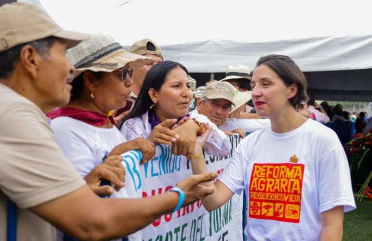 MariaEugeniaLo's tweet photo. Nuestra solidaridad con la exministra de Agricultura @MCarvajalinoV frente a las acusaciones y persecución por parte del nuevo gobierno. Por primera vez en muchos años, este ministerio estuvo a cargo de un equipo venido desde el pueblo, las políticas públicas se construyeron con las comunidades, y la revolución agraria se destacó como la gran apuesta  por dignificar al campesinado y devolverle la tierra a quien la trabaja.

📍Gracias a su gestión, Colombia vivió cuatro años de importantes avances en este sector:

👉🏼Se sacó de la pobreza a la población rural. Se redujo la pobreza multidimensional rural en 4,9 % y la pobreza monetaria en 6,4 %.

👉🏼Se entregaron más de 350 mil hectáreas a más de 95mil familias.
Se reconocieron más de 1,4 millones de hectáreas en Zonas de Reserva Campesina y Territorios Campesinos Agroalimentarios.

👉🏼El país alcanzó una producción de 41,7 millones de toneladas de alimentos, la cifra más alta de los últimos años. Las exportaciones agropecuarias y agroindustriales, alcanzaron los
15.317 millones de dólares.

👉🏼Estos son sólo algunos de los logros que impulsaron al campo colombiano como motor del desarrollo y que mejoraron las condiciones de millones de personas, en territorios donde nunca hubo presencia del Estado.