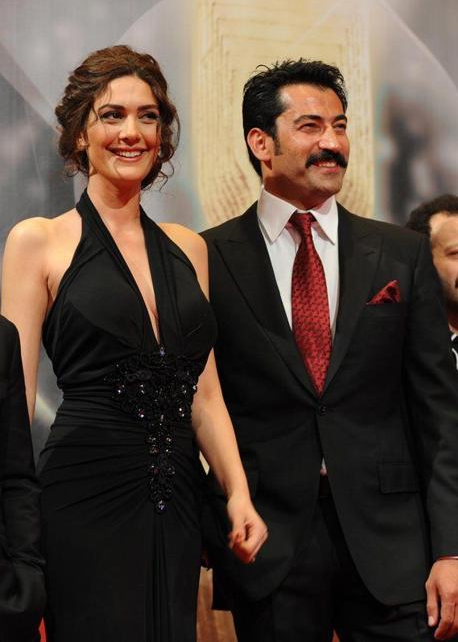 PopFestTR's tweet photo. Bergüzar Korel, Karadayı'dan 11 yıl sonra Kenan İmirzalıoğlu ile ‘A.B.İ.’ dizisinde tekrar partner oldu. (Birsen Altuntaş) https://t.co/ehLgn3FAln