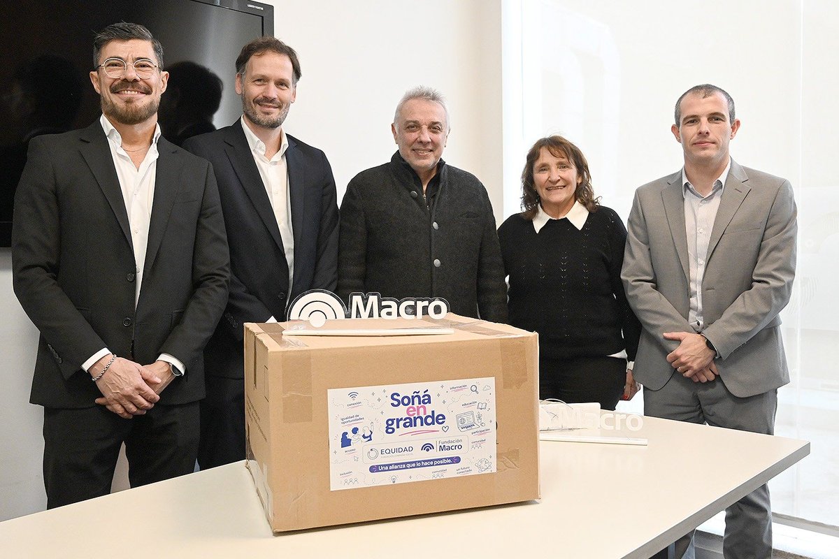 ZamoraJulio's tweet photo. Hoy recibimos de parte de la Fundación Macro computadoras que serán destinadas a distintas instituciones del distrito. 💻🙌
Una colaboración que permitirá acercar herramientas fundamentales y necesarias a nuestra comunidad. https://t.co/4frf1gsATj