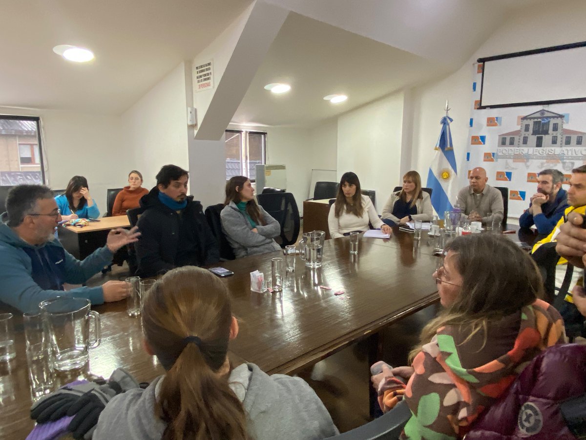 PabloVillegas19's tweet photo. En la tarde de hoy recibimos a dirigentes del SUTEF quienes pidieron una reunión en plenario de legisladores. 
Les solicité que en forma previa, los docentes vuelvan a las aulas, den clases, es decir dejen sin efecto el paro por tiempo indeterminado así los estudiantes pueden hacer realidad su derecho a educarse.