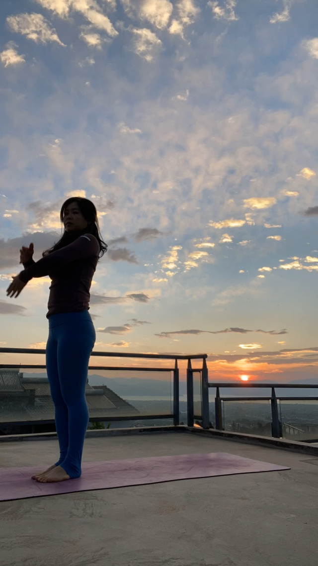 GaneshNaskar5's tweet photo. Just tried the new sunrise yoga session on the rooftop—breath of fresh air, warm morning light, and zero crowds made every pose feel like magic. Game-changer for my slow Sundays!， https://t.co/1wUnc2HeV6