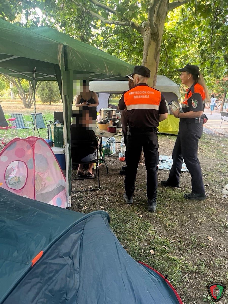 pcivilgranada's tweet photo. Continuamos sobre el terreno, atendiendo a la ciudadanía, realizando actuaciones preventivas y colaborando con los servicios de emergencia.

🤝 Seguimos a vuestro lado 🧡

#ProtecciónCivilGranada #Terremoto #TerremotoGranada #EstamosPorTi https://t.co/CdOgJPLgUX