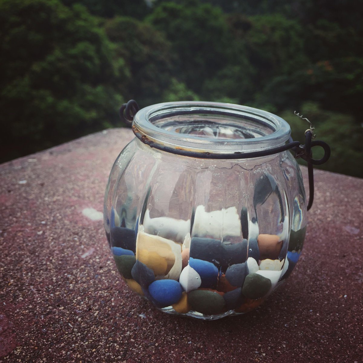 ramzans680's tweet photo. Turn an old glass jar into a cute desk pen holder! Just add some washi tape and small stones, super easy and stylish DIY for small spaces ， https://t.co/ZyIKQrUmgf