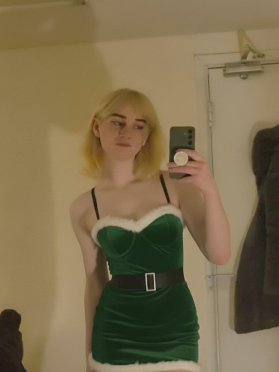 keiraaaaaaa3's tweet photo. your little elf girl 😛 #fem https://t.co/KAiGOJhYTt