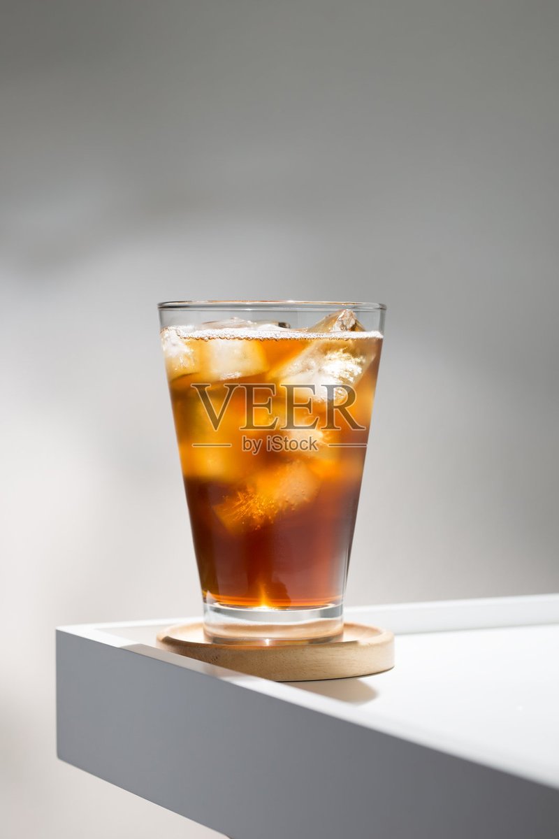 Dexy852's tweet photo. Quick iced latte hack: Brew strong coffee, pour over ice, add oat milk u0026 a dash of vanilla syrup. Ready in 2 mins, perfect for busy mornings! https://t.co/FTYXAxhIf7