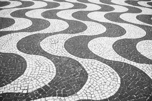 caio_brino's tweet photo. acho tao representativo que as pavimentações famosas do rio sejam organicas e sinuosas enquanto as de são paulo tem formas geométricas brutas https://t.co/RnW0v58UQI