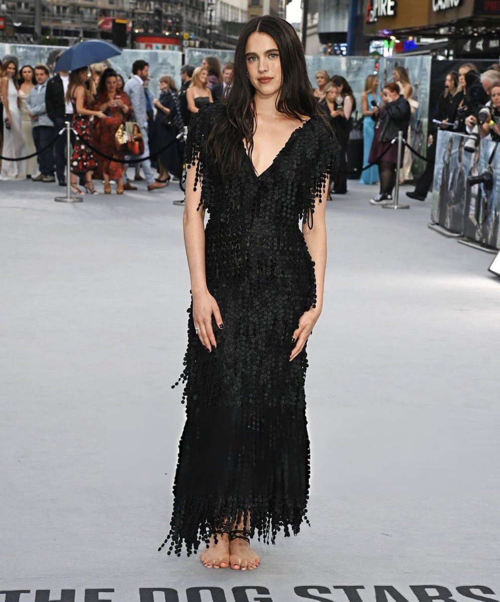 pradachurch's tweet photo. margaret qualley in chanel's "barefeet" sandals from the cruise 2027 collection https://t.co/lhSzW3lqhR