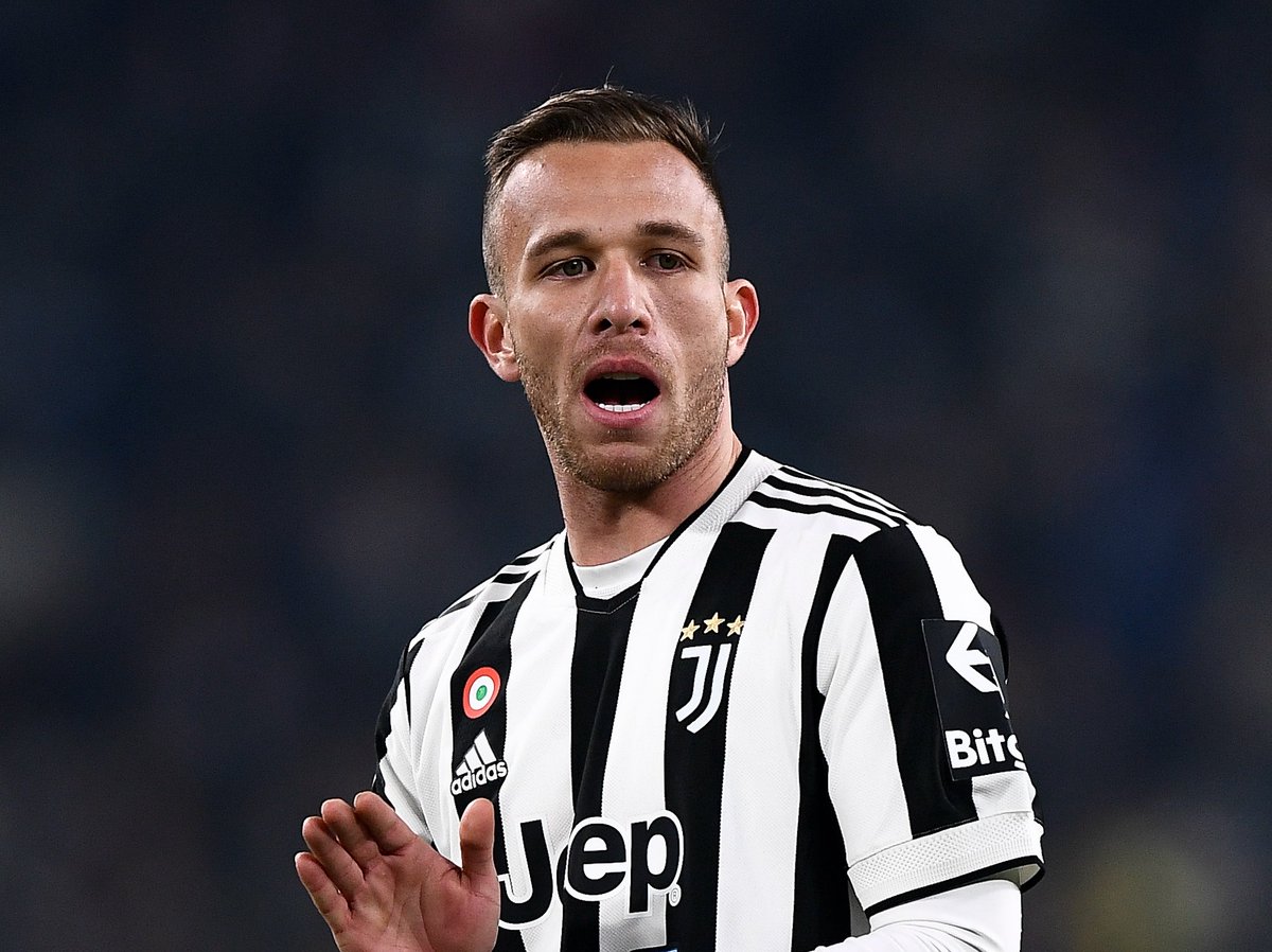 FabrizioRomano's tweet photo. 🚨🇧🇷 Juventus and Arthur Melo are set to part ways by terminating the contract on mutual agreement.

Financial agreement almost done after the Brazilian midfielder asked to leave to try new chapter as free agent. https://t.co/heLknQseFs
