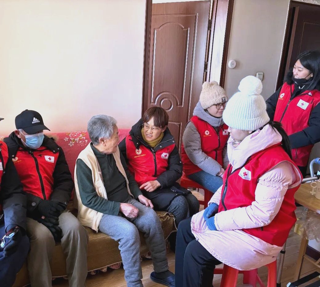 Fen_Mike's tweet photo. Spent this morning distributing care packages to elderly neighbors in my community—small acts bring huge warmth. Grateful to be part of this volunteer team! https://t.co/TYzFCJlmE0